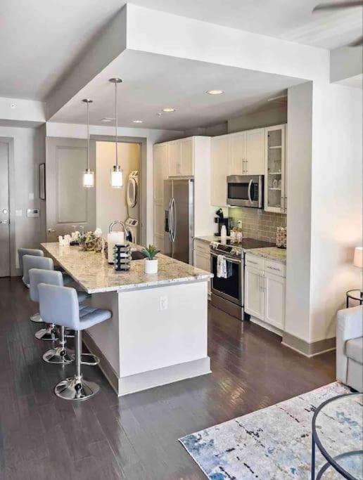 Apartment Modern Midtown Oasis