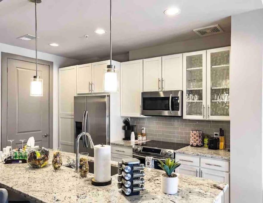 Apartment Modern Midtown Oasis *
