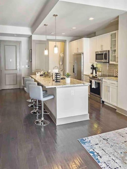 Modern Midtown Oasis Apartment *